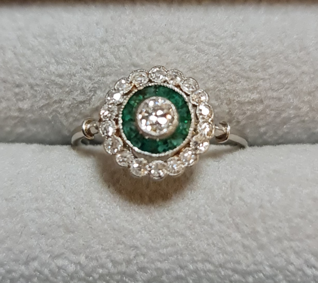anello platino smeraldi brillanti